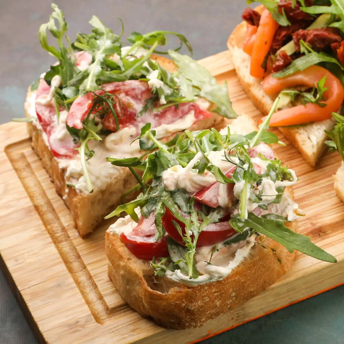 Брускетта с томатами 