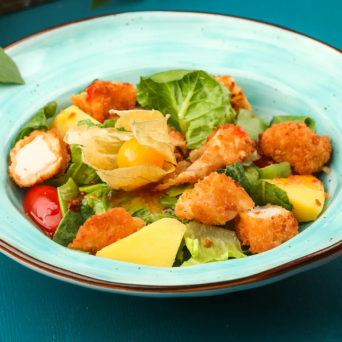 Салат с курицей и креветками темпура в соусе сладкий чили