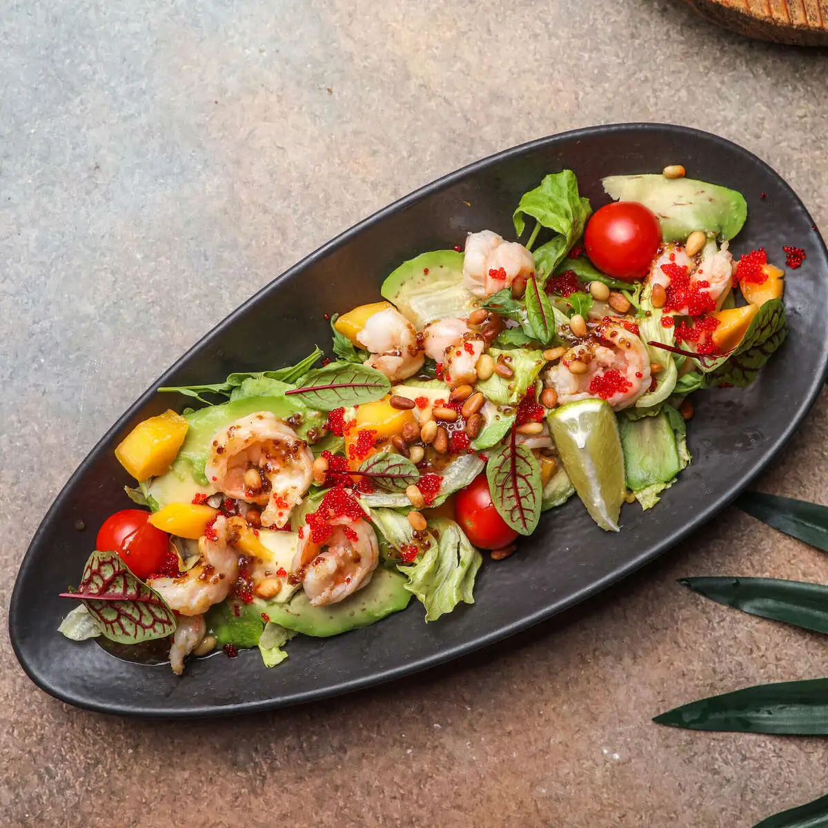 Салат с креветками, манго и авокадо