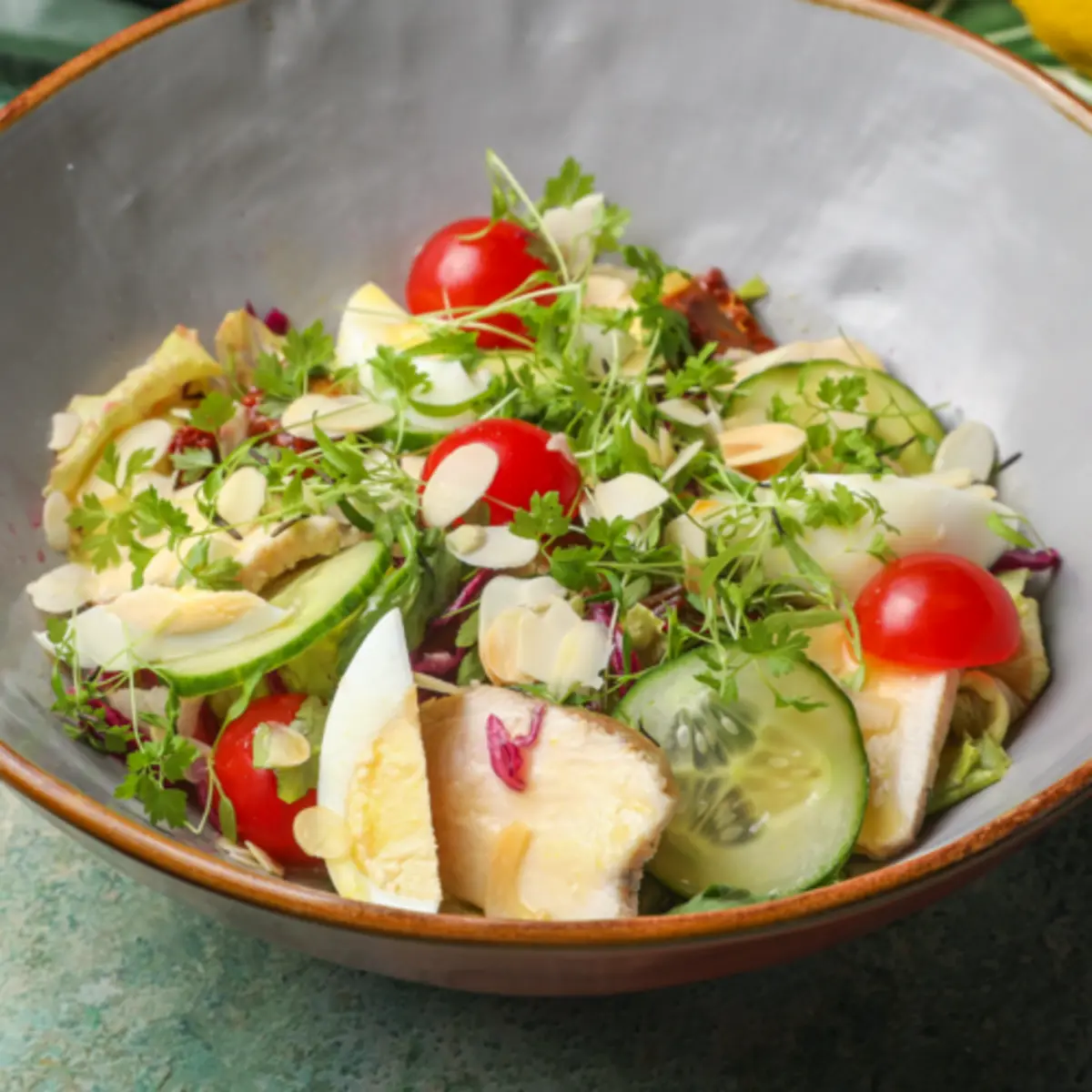 Салат с печёной курицей и красной капустой