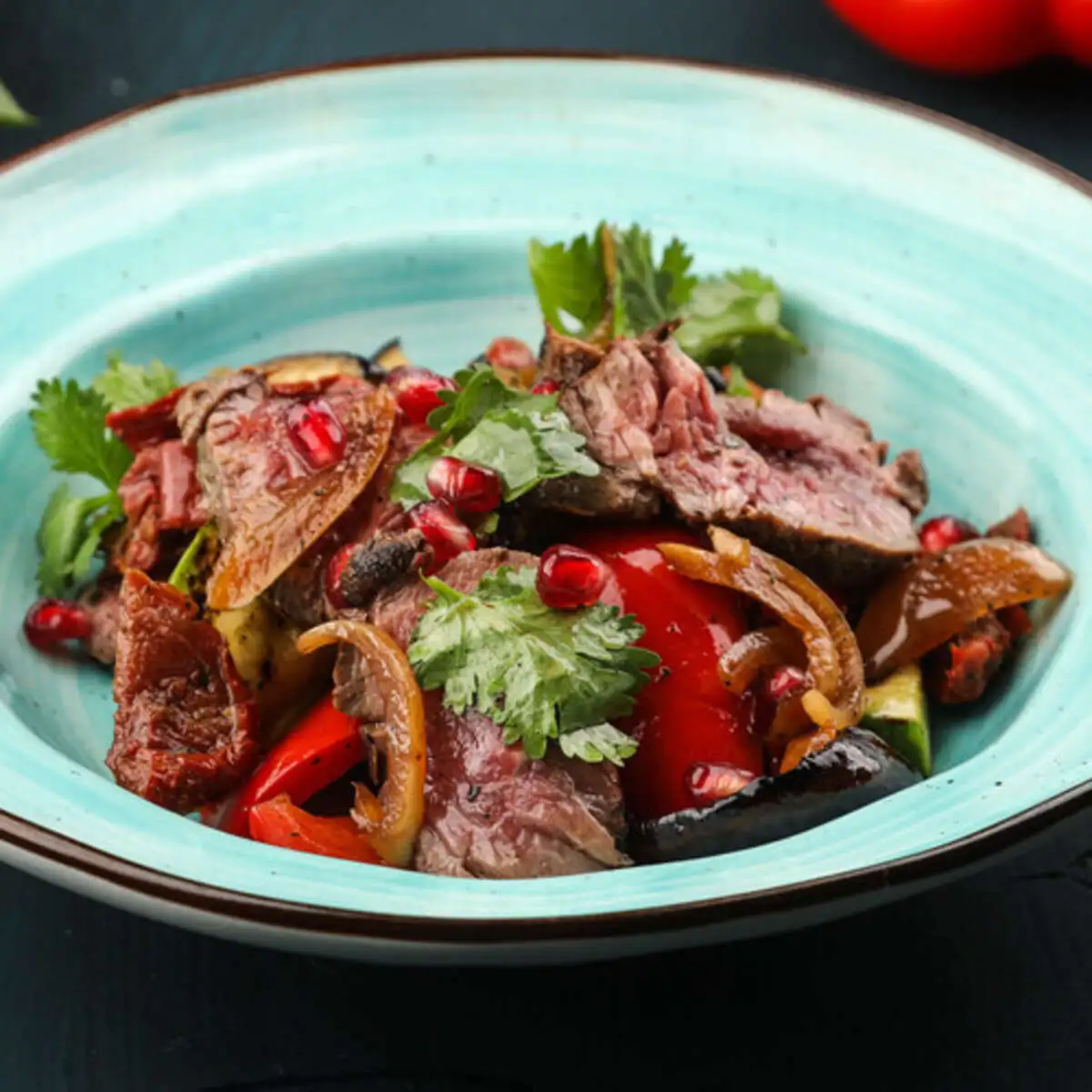 Салат из печёных овощей с ростбифом