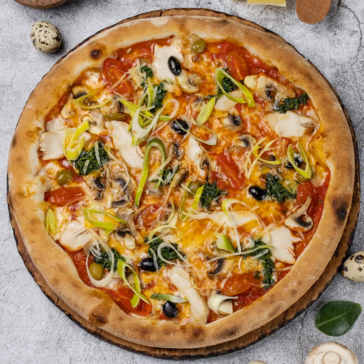 Пицца с курицей и грибами