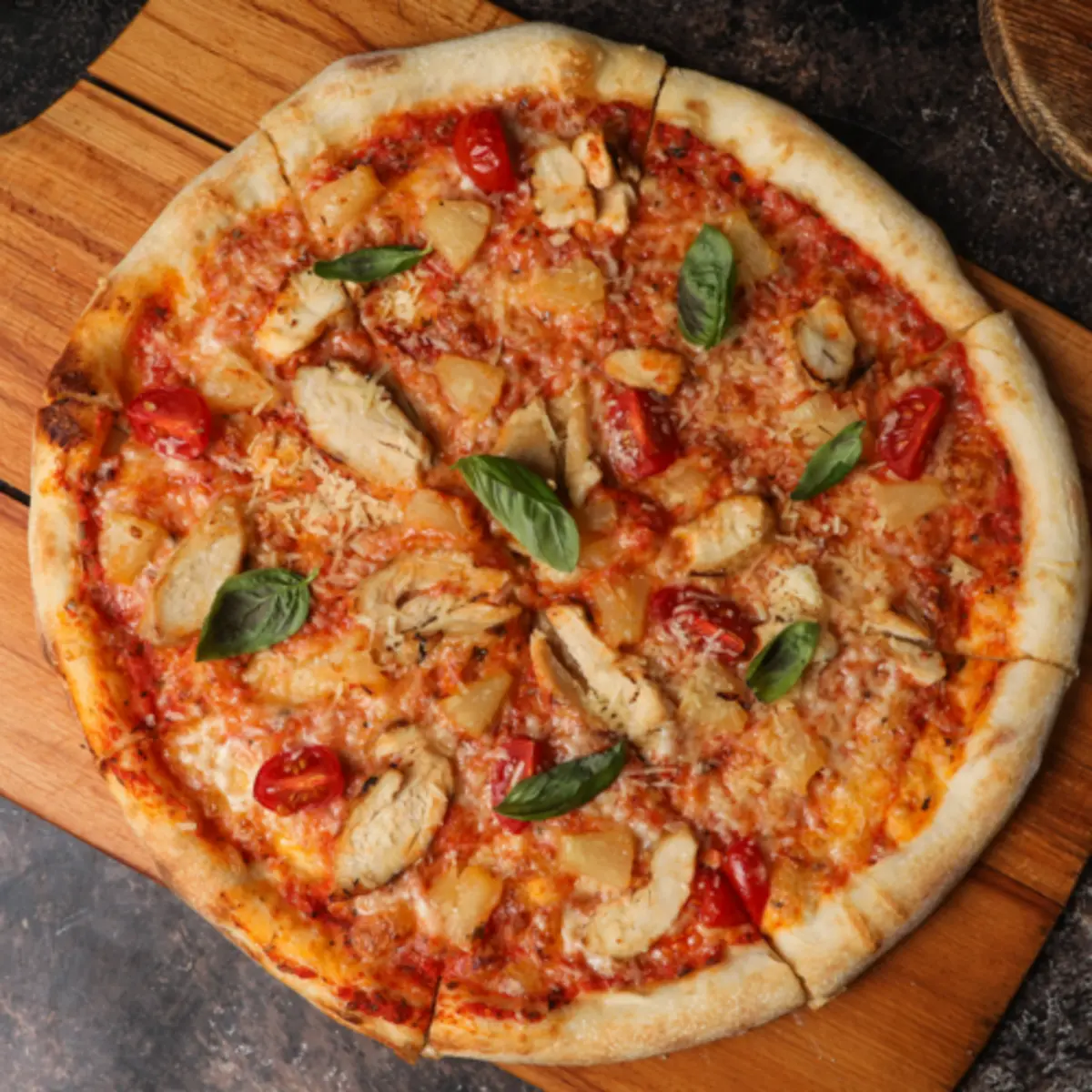 Пицца с курицей и ананасами