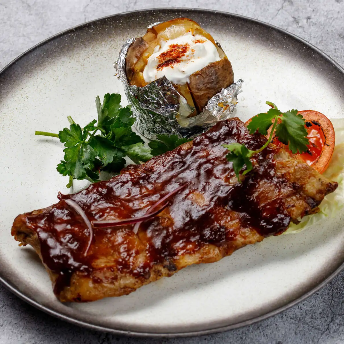 Томлёные свиные рёбра BBQ