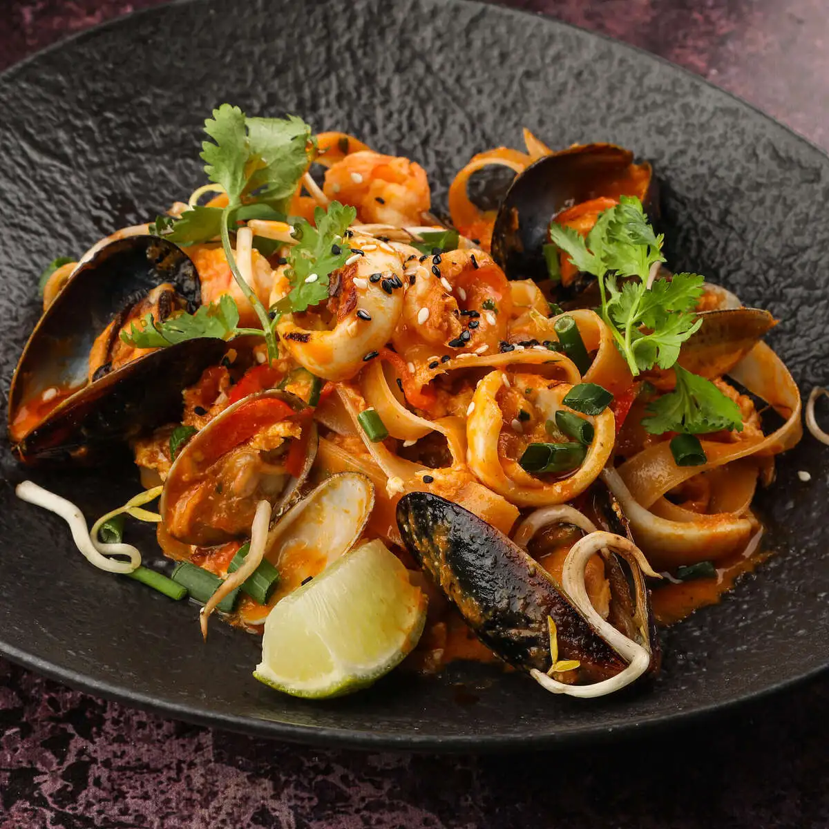 Рисовая лапша в соусе Том Ям