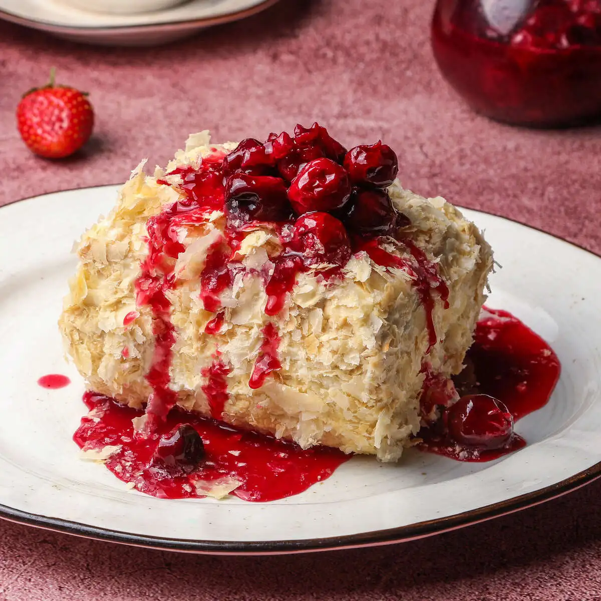 Наполеон с вишнево-миндальным соусом