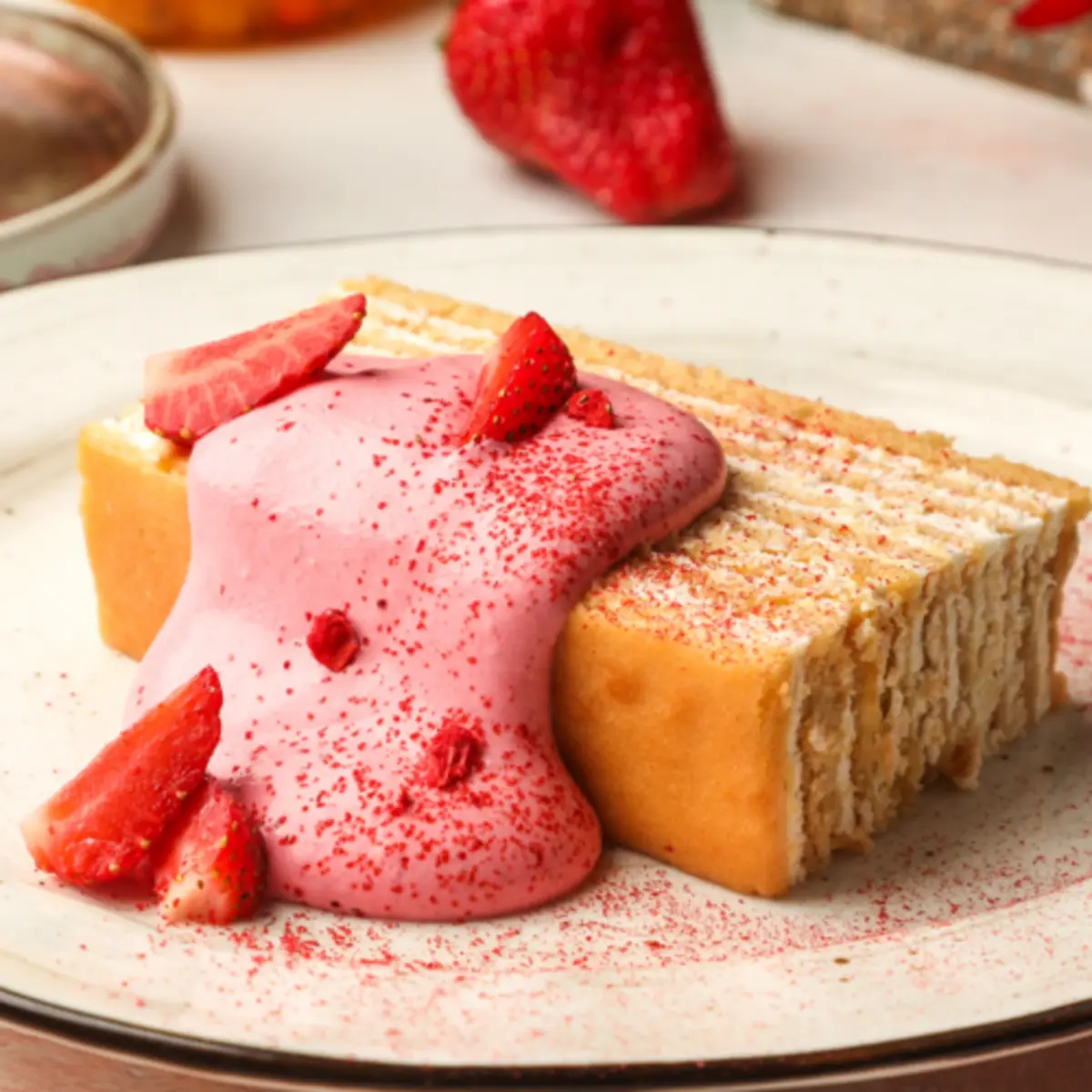 Медовое пирожное с брусничным соусом