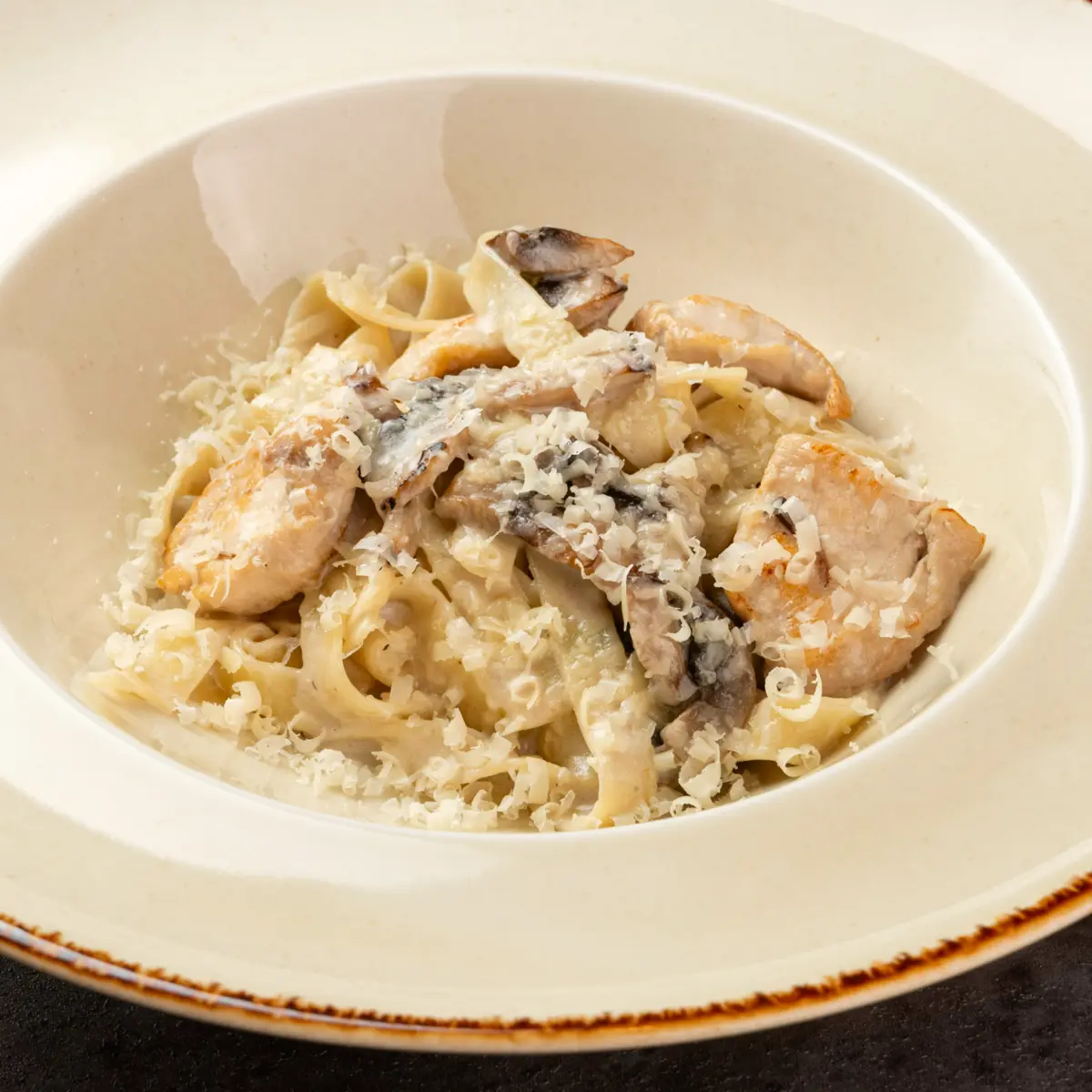 Паста с курицей и грибами