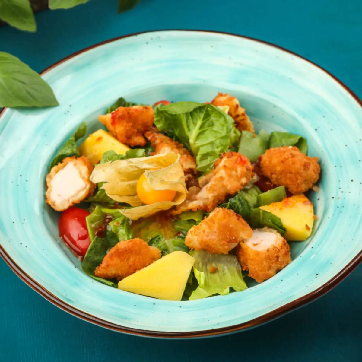  Салат с курицей и кревет.темпура 