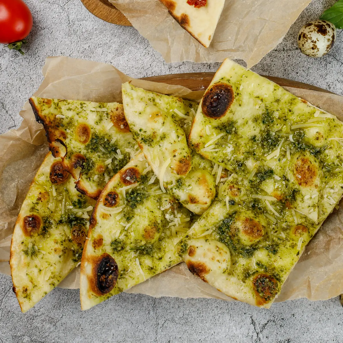 Фокачча с песто, пармезаном и чесноком