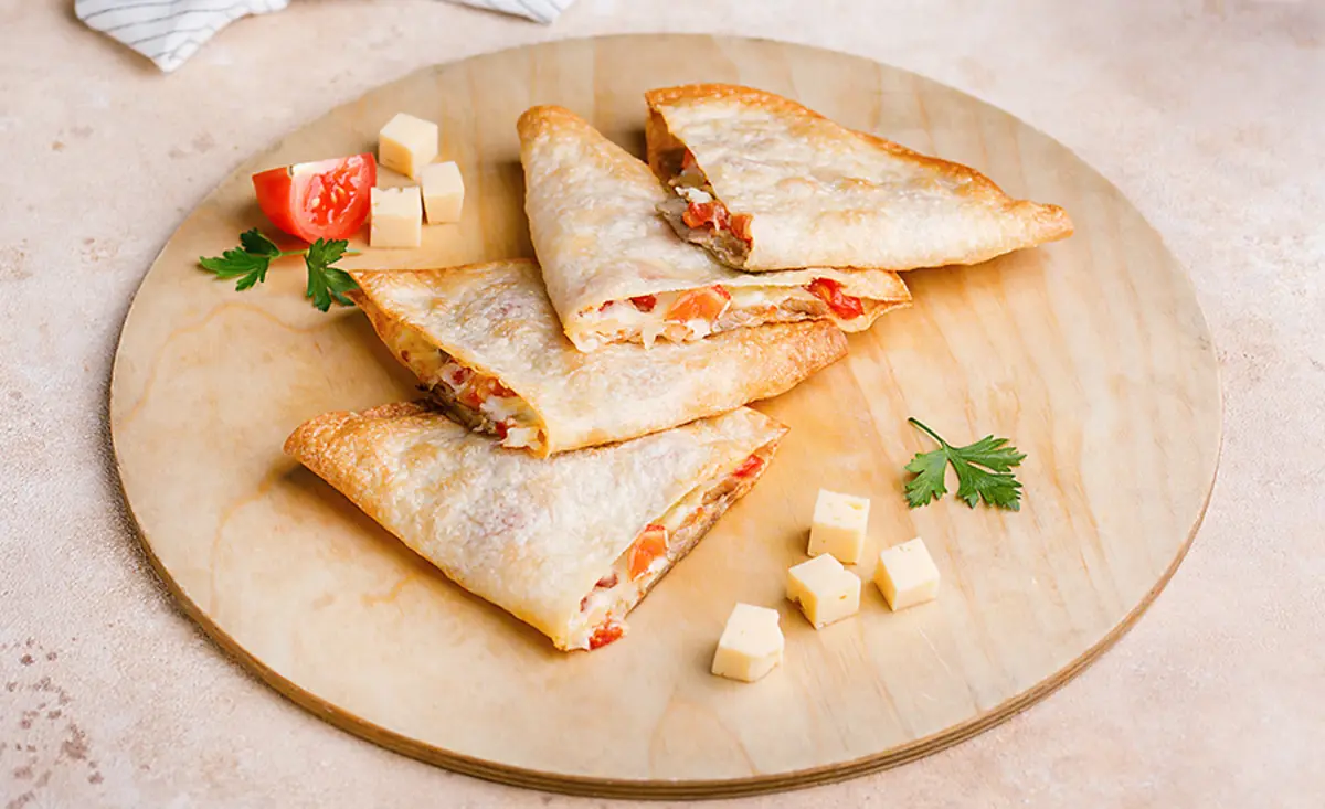 Кесадилья мясная запеченная