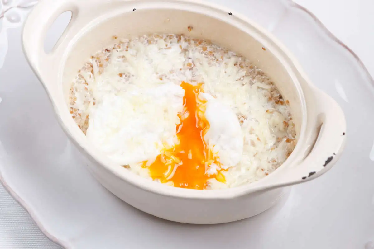 Полба с яйцом пашот и овечьим сыром