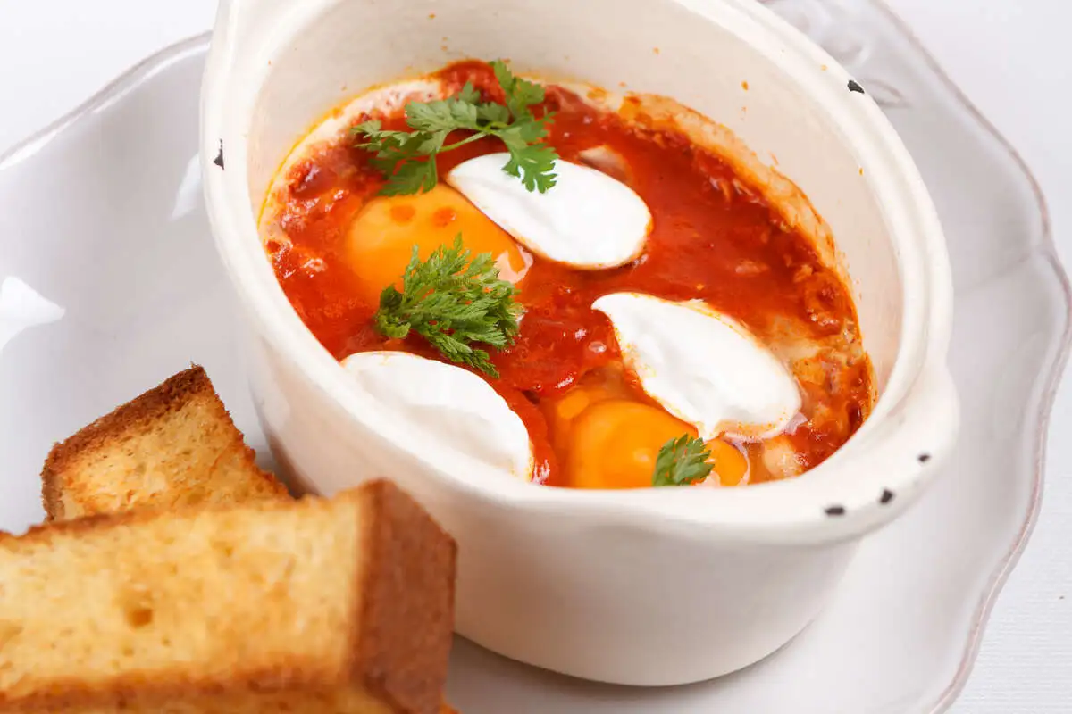 Шакшука с козьим сыром и кумином