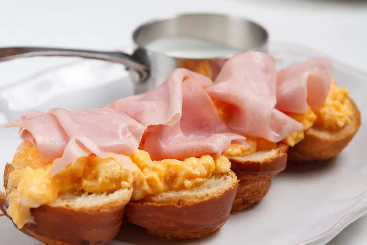 Скрембл на круассане с ветчиной