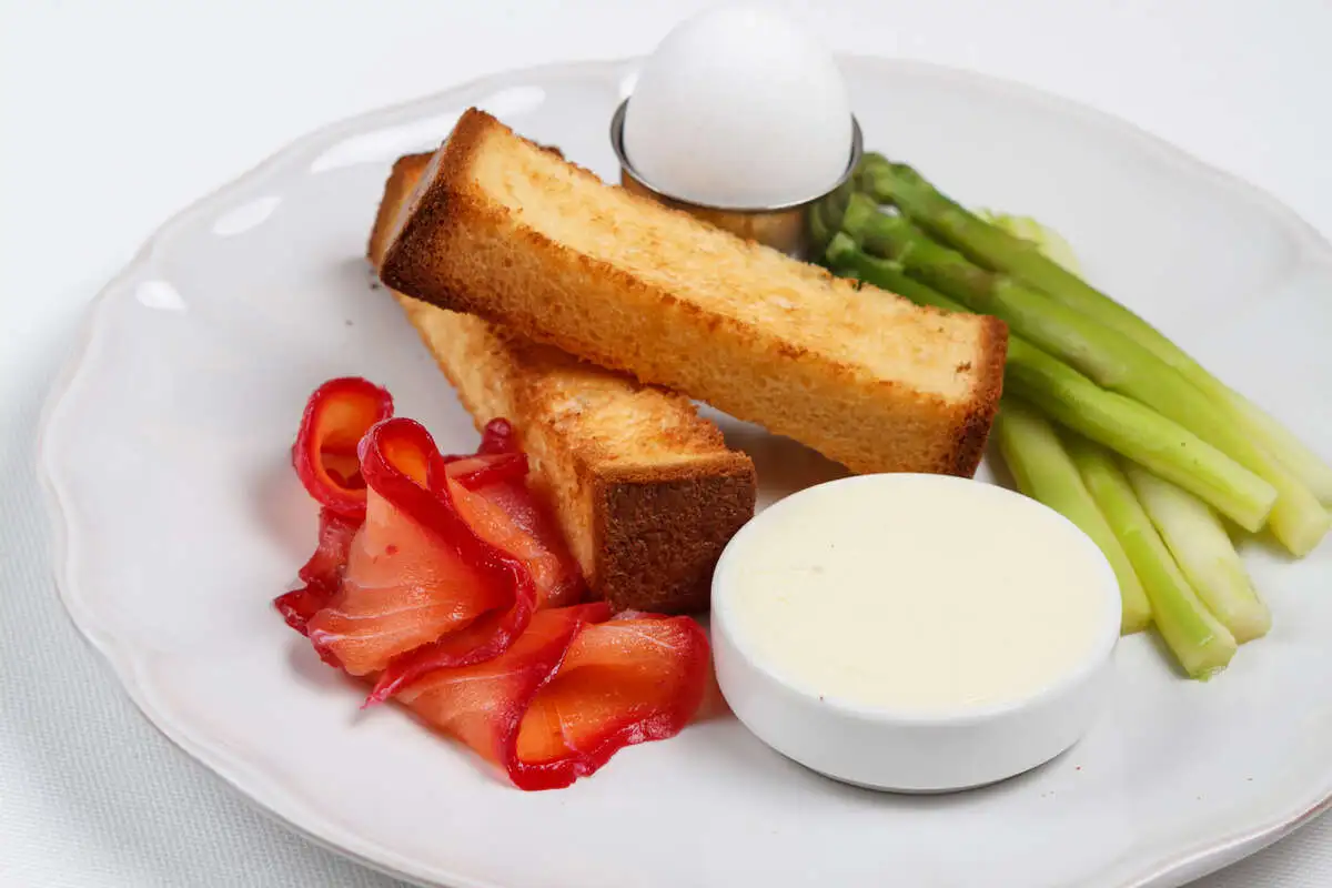Простой завтрак: яйцо,лосось,масло,спаржа,бриошь