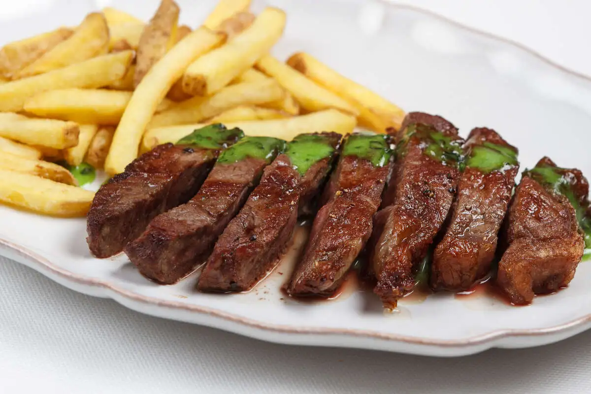 Антрекот с зелёным соусом и жареным романо