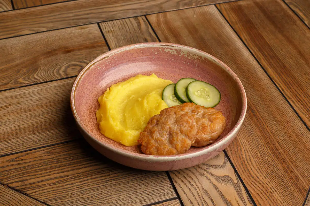 Куриные котлетки с пюрешкой