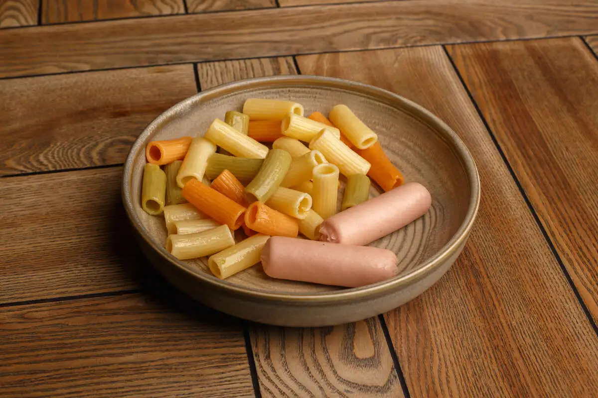 Цветные макарошки с сосисками