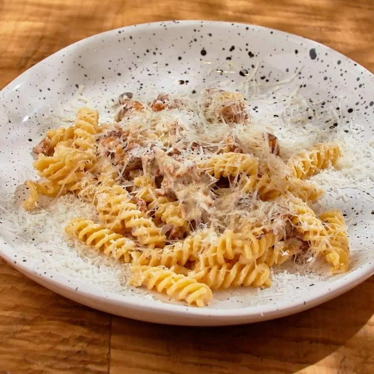 Фузилли с моцареллой, пармезаном и грибами 