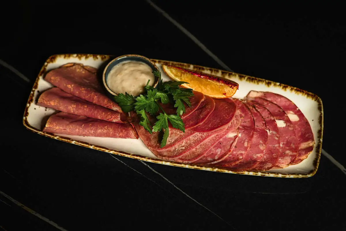Мясные деликатесы