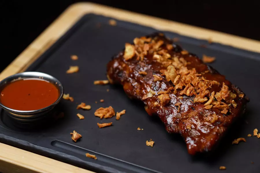 Свиные ребра BBQ с кранч луком итушеной капустой