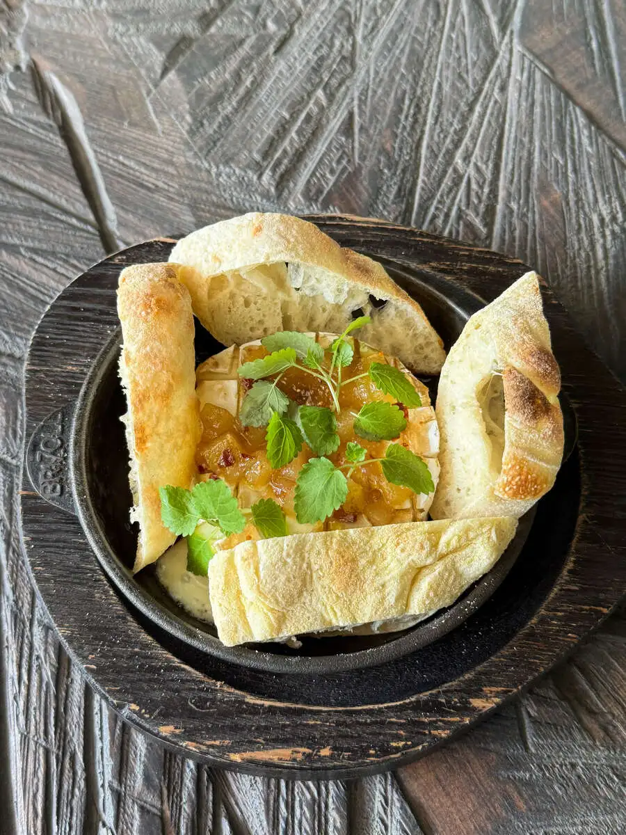 Запеченный камамбер с багетом и фруктами 125/60/30гр.