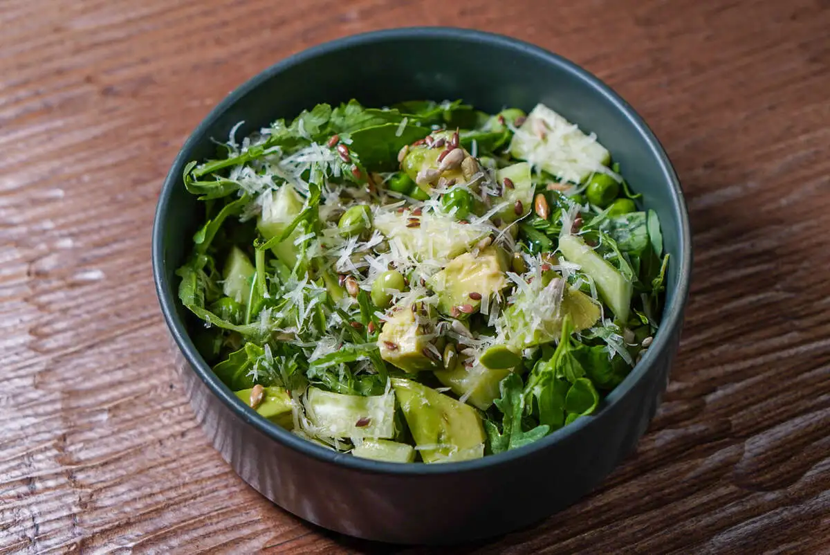 Зеленый салат со шпинатом, авокадо и бобами эдамаме  130гр. 