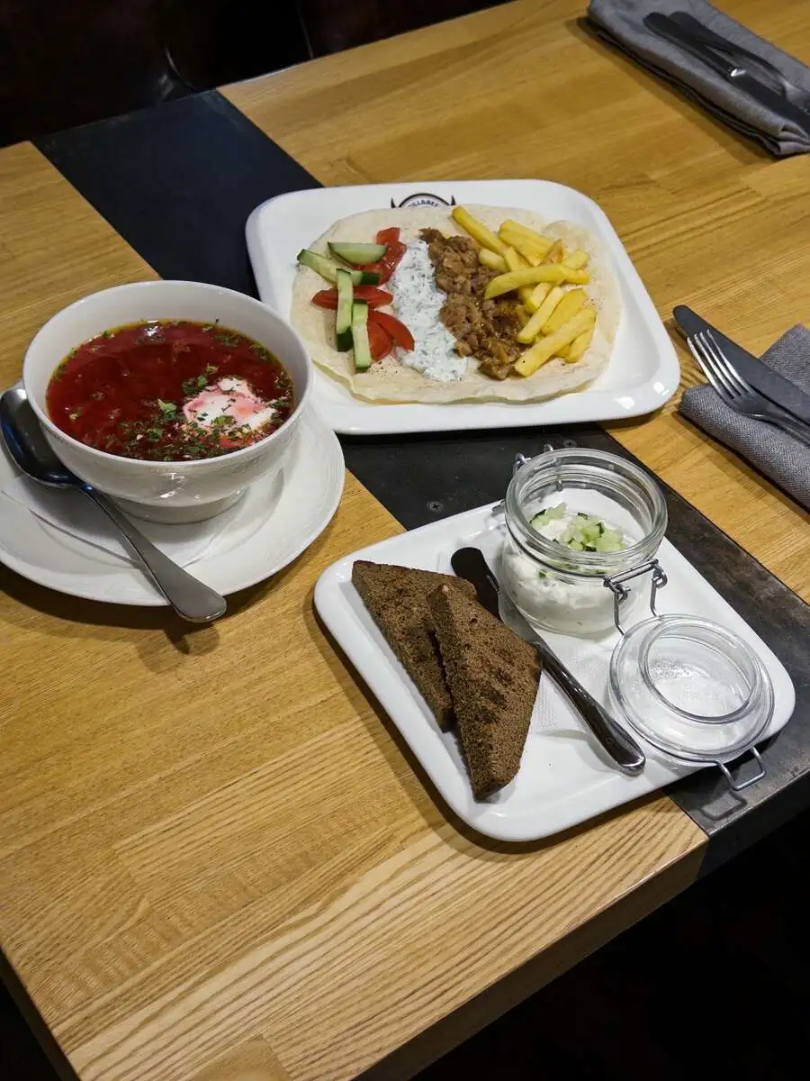 Салат из арбуза с сыром сиртаки, тархуном и рукколой с медово-гранатовой заправкой