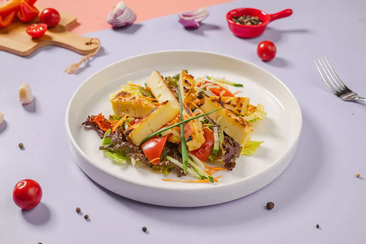 Салат овощной с печёным сыром