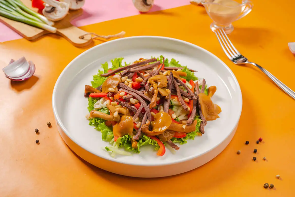 Салат с говядиной и кедровыми орешками