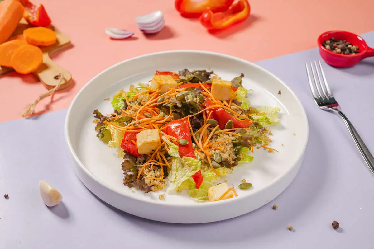 Салат с овощами, сыром фета и киноа