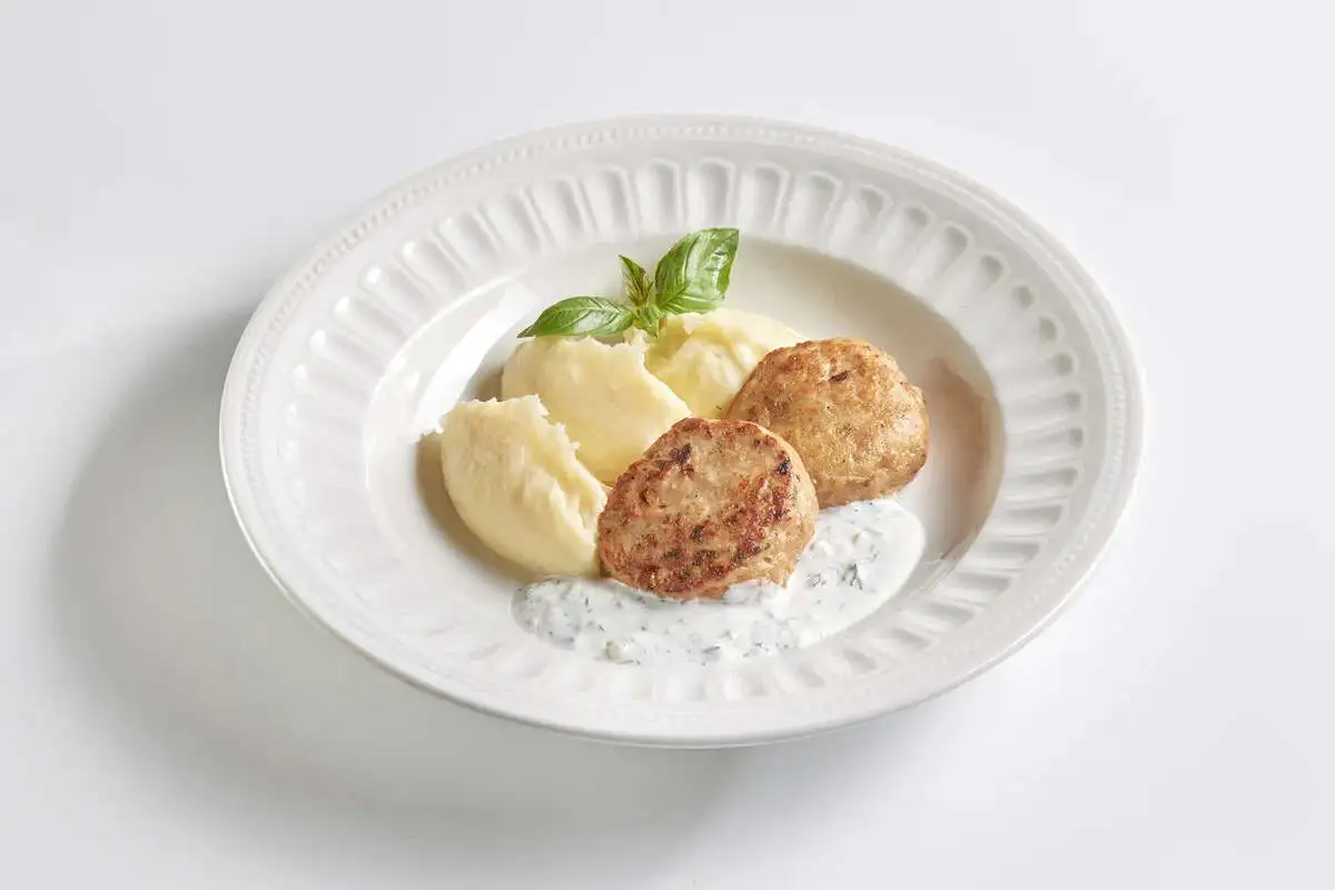 Котлеты из птицы с катофельным пюре и дзадзыки