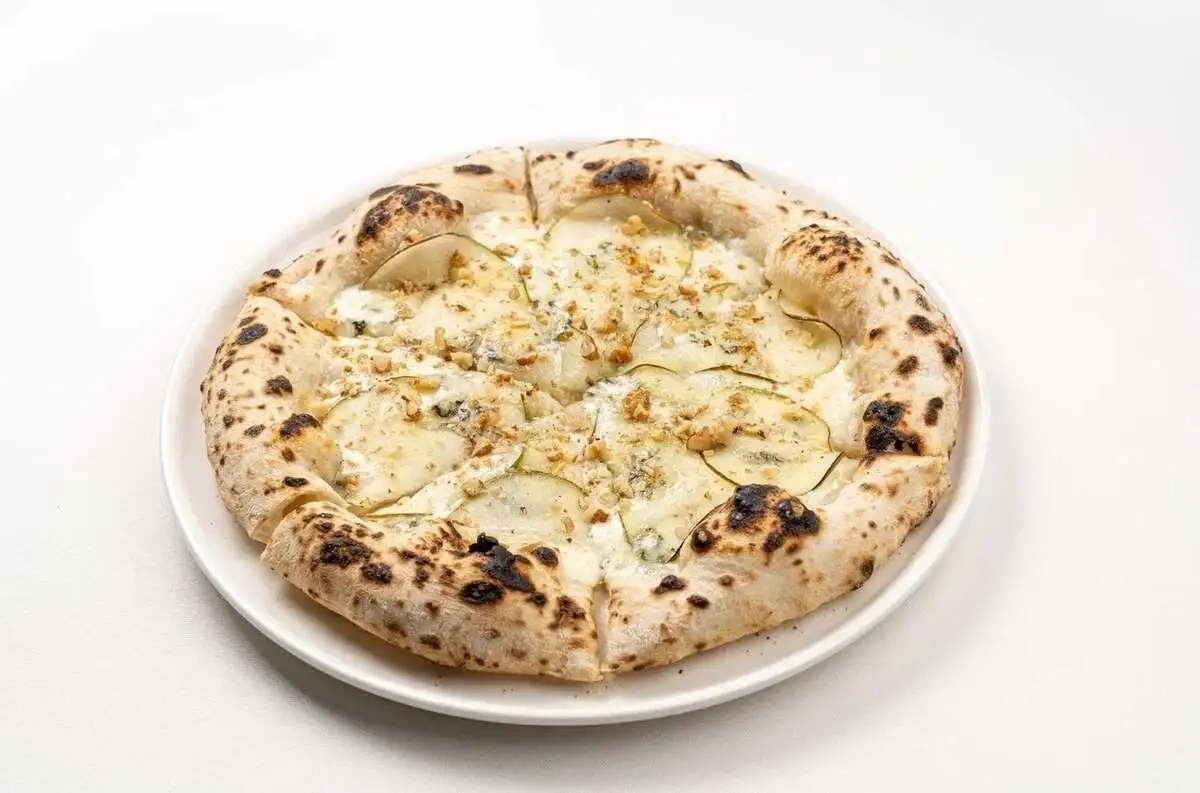 Пицца с грушей и сыром Горгонзола