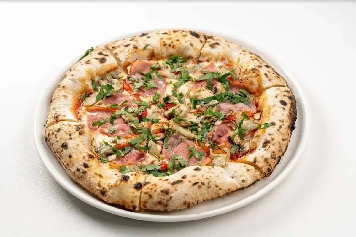 Пицца с ветчиной и грибами