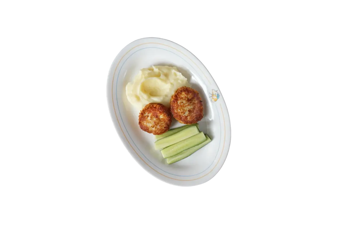 Куриные котлетки с пюре и свежим огурчиком