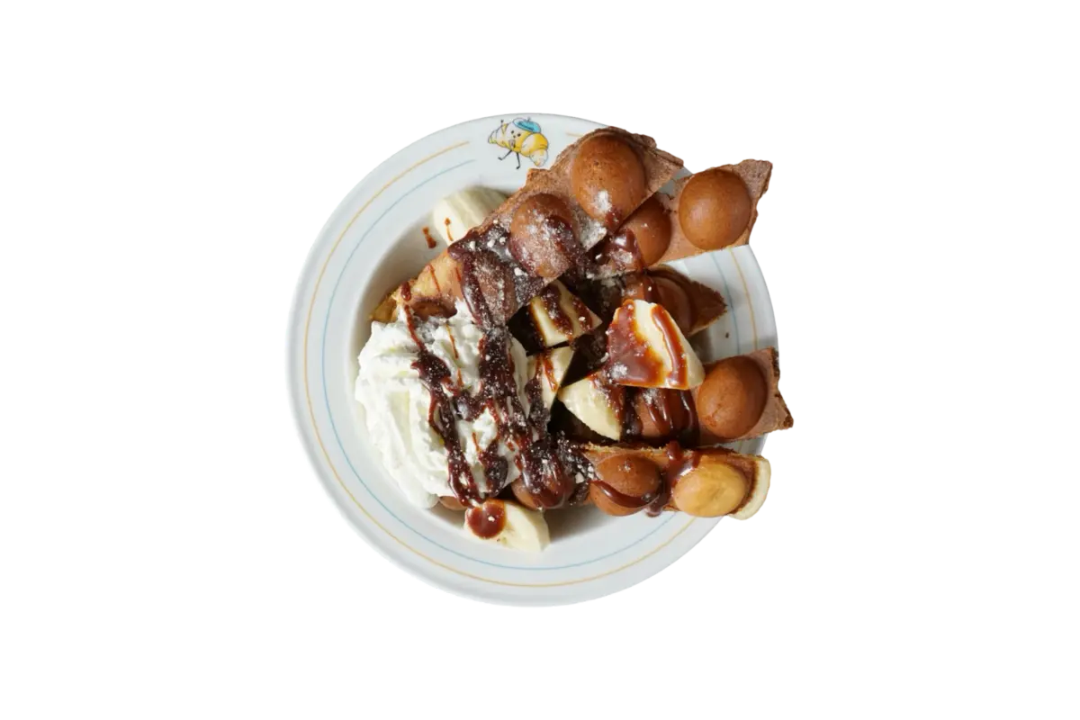 Хрустящая вафля с бананом, шоколадной карамелью и взбитыми сливками