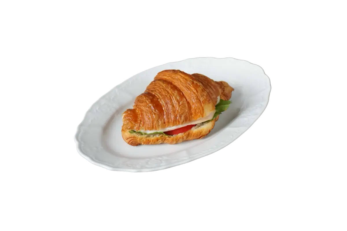 Круассан с куриной грудкой и томатами