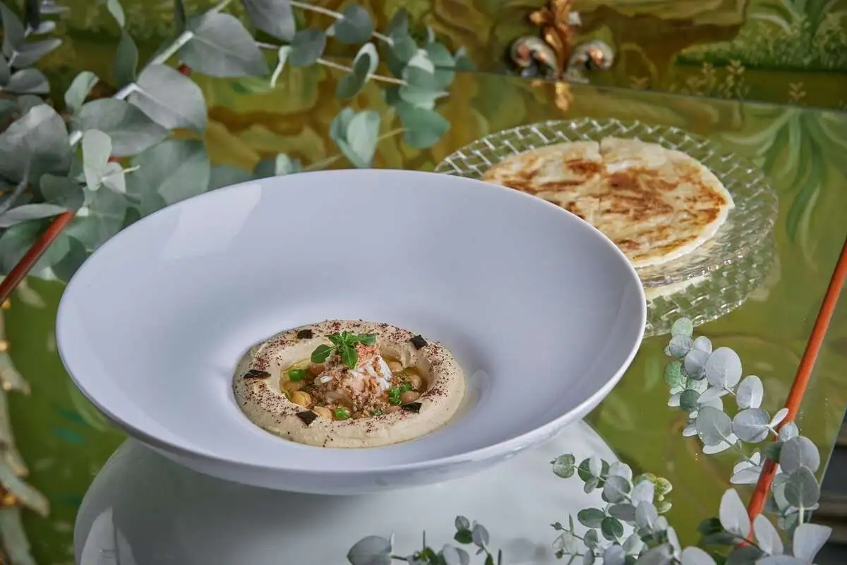 Хумус с крабом, трюфелем и лепешкой роти
