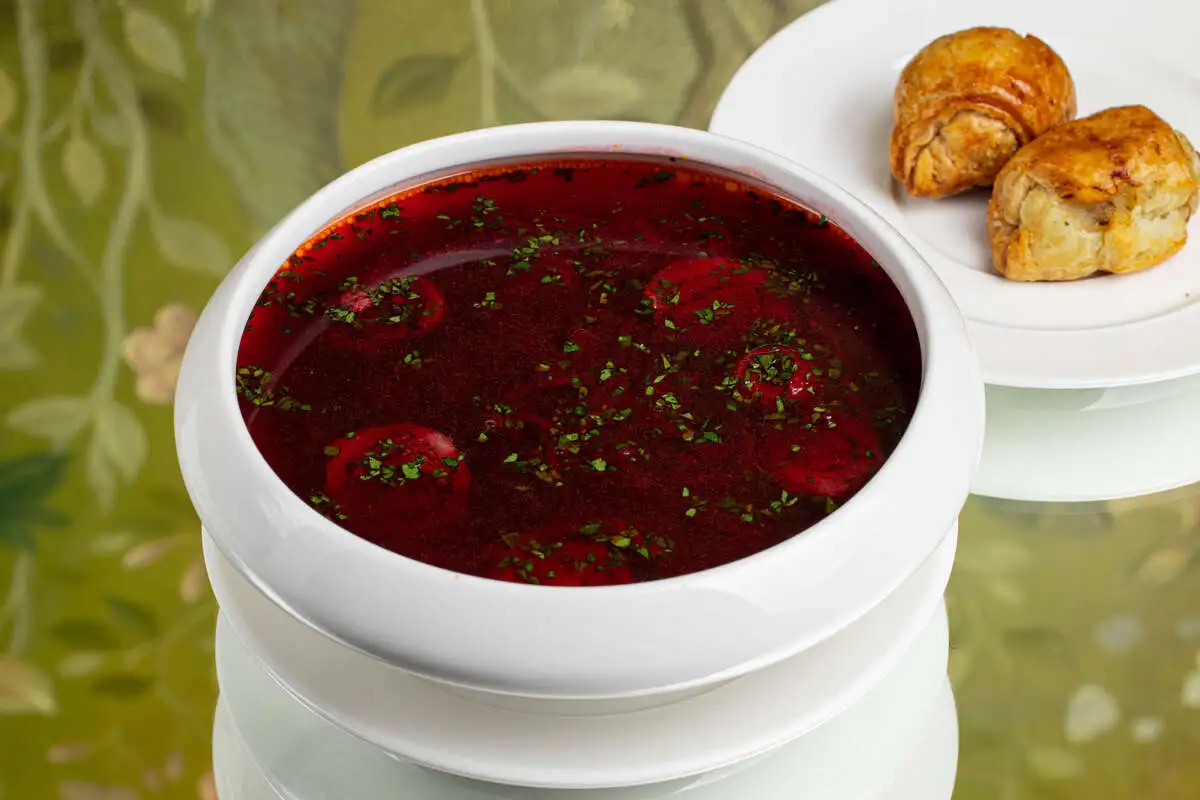 Борщ со спелой вишней и круассанами с фуа-гра