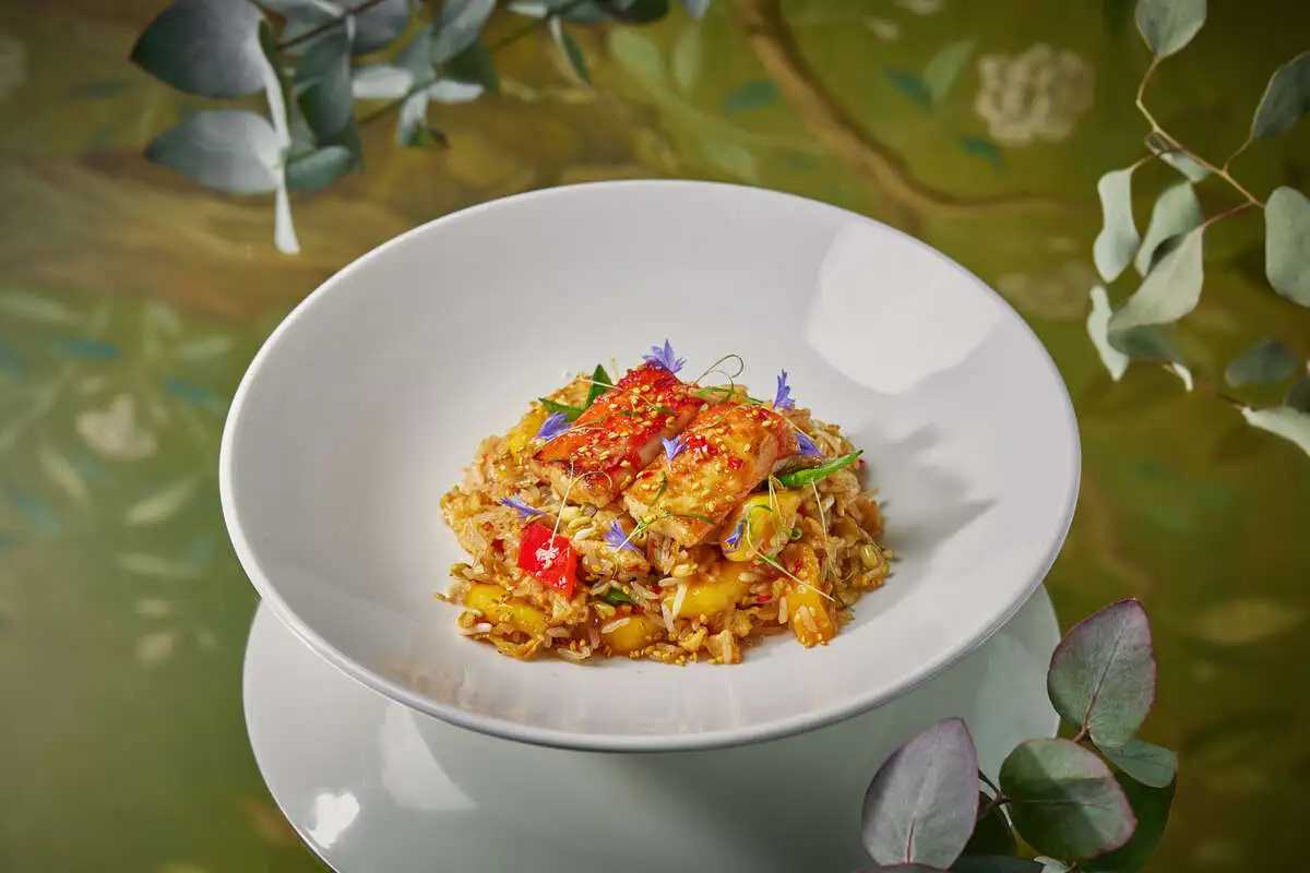 Жареный рис с крабом и манго
