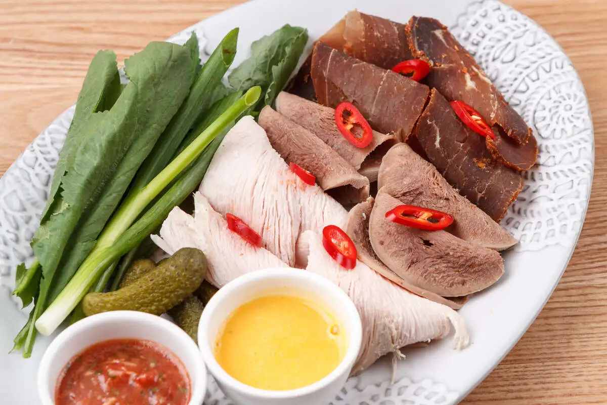 Мясо: индейка говяжий язык и бастурма