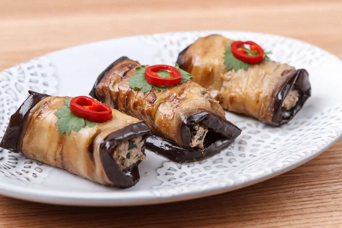Рулетики из баклажанов с орехами