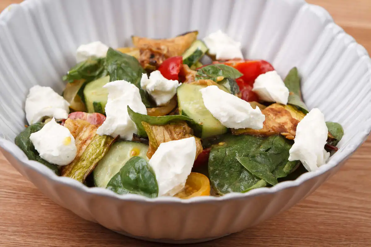 Мангольд с цукини-гриль, томатами и мягким сыром