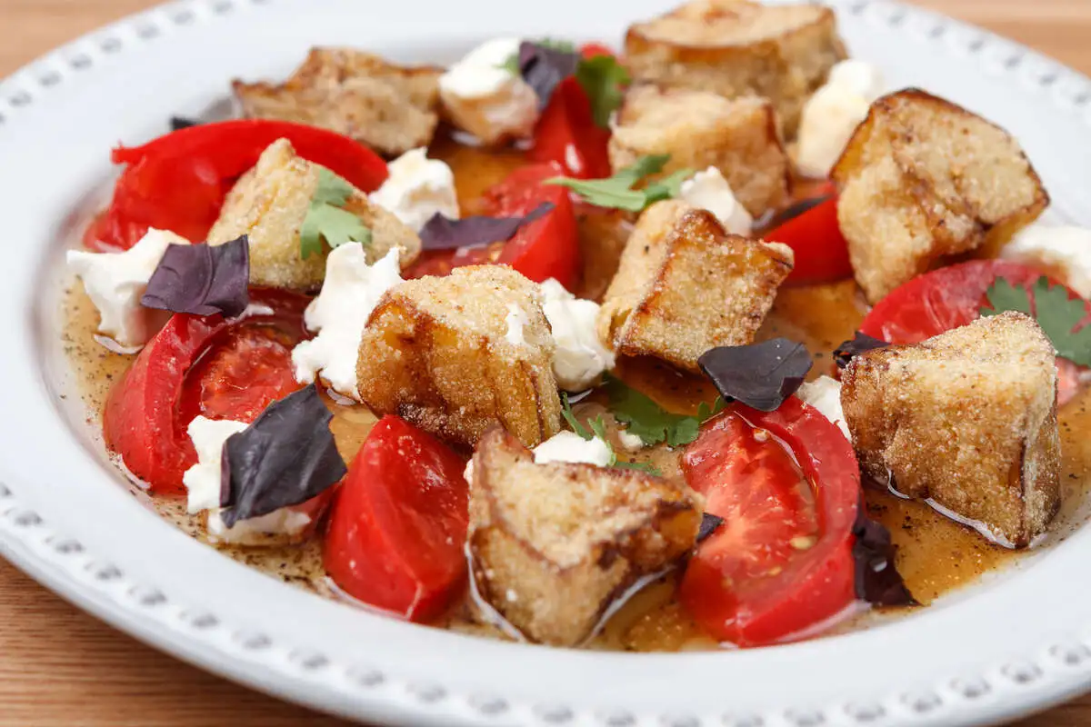 Салат с баклажаном томатами и мягким сыром