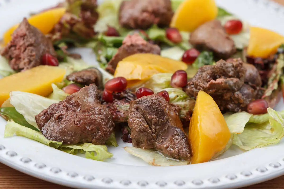 Салат с куриной печенью и абрикосами