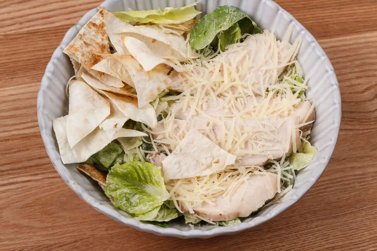 Салат Цезаридзе: романо, томаты, сухарики