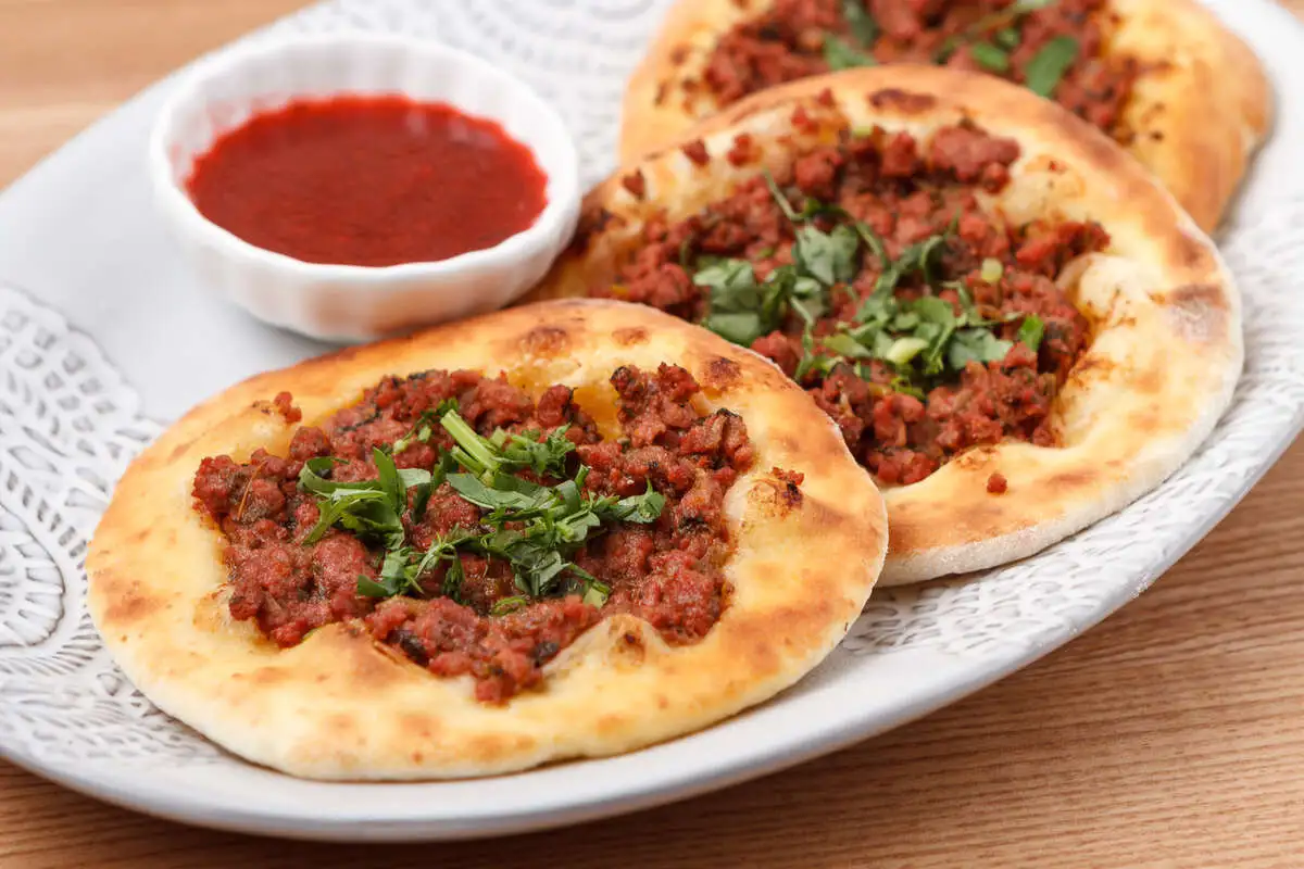 Лепешки с бараниной и сладким ткемали