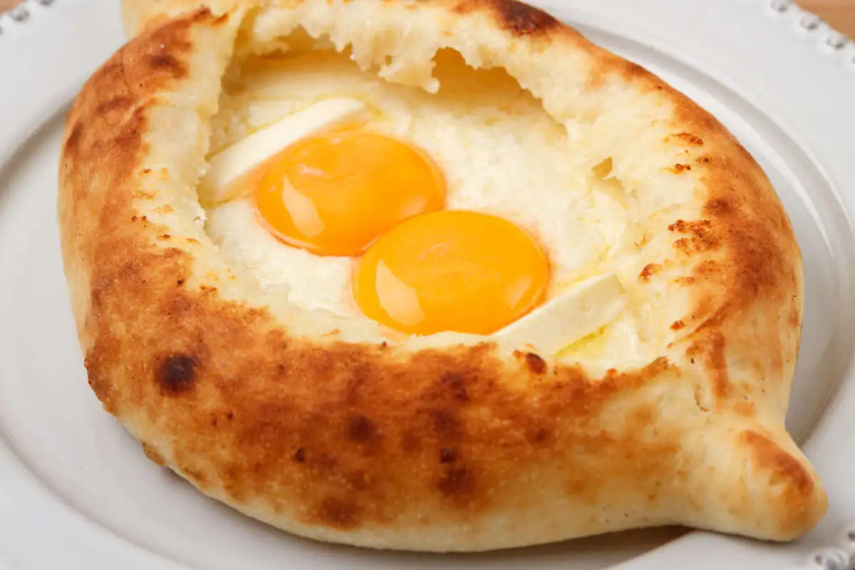 Хачапури Лодочка с двумя яйцами