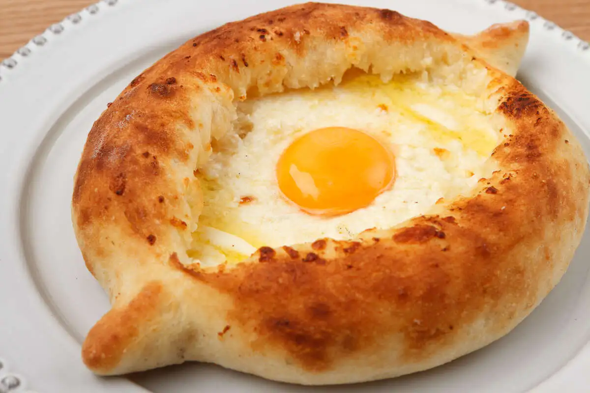 Хачапури Лодочка с копченым сыром