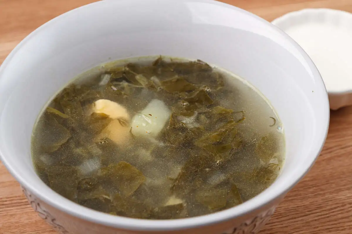 Горячий щавелевый суп с яйцом